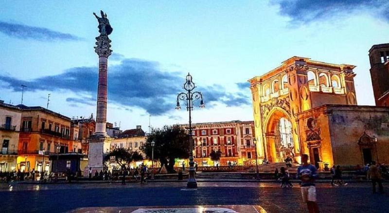 "Il Vecchio Salone" Appartamento In Pieno Centro Con Garage Privato Λέτσε Εξωτερικό φωτογραφία
