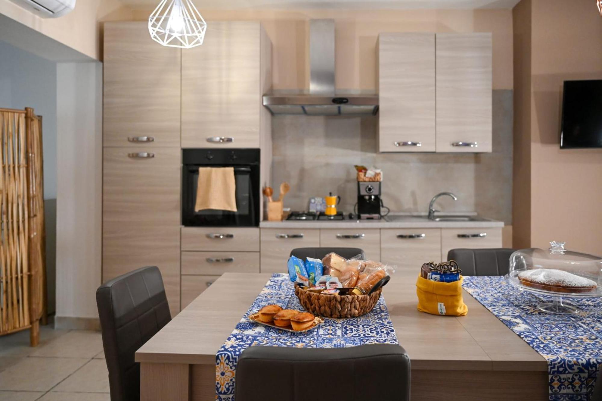 "Il Vecchio Salone" Appartamento In Pieno Centro Con Garage Privato Λέτσε Εξωτερικό φωτογραφία