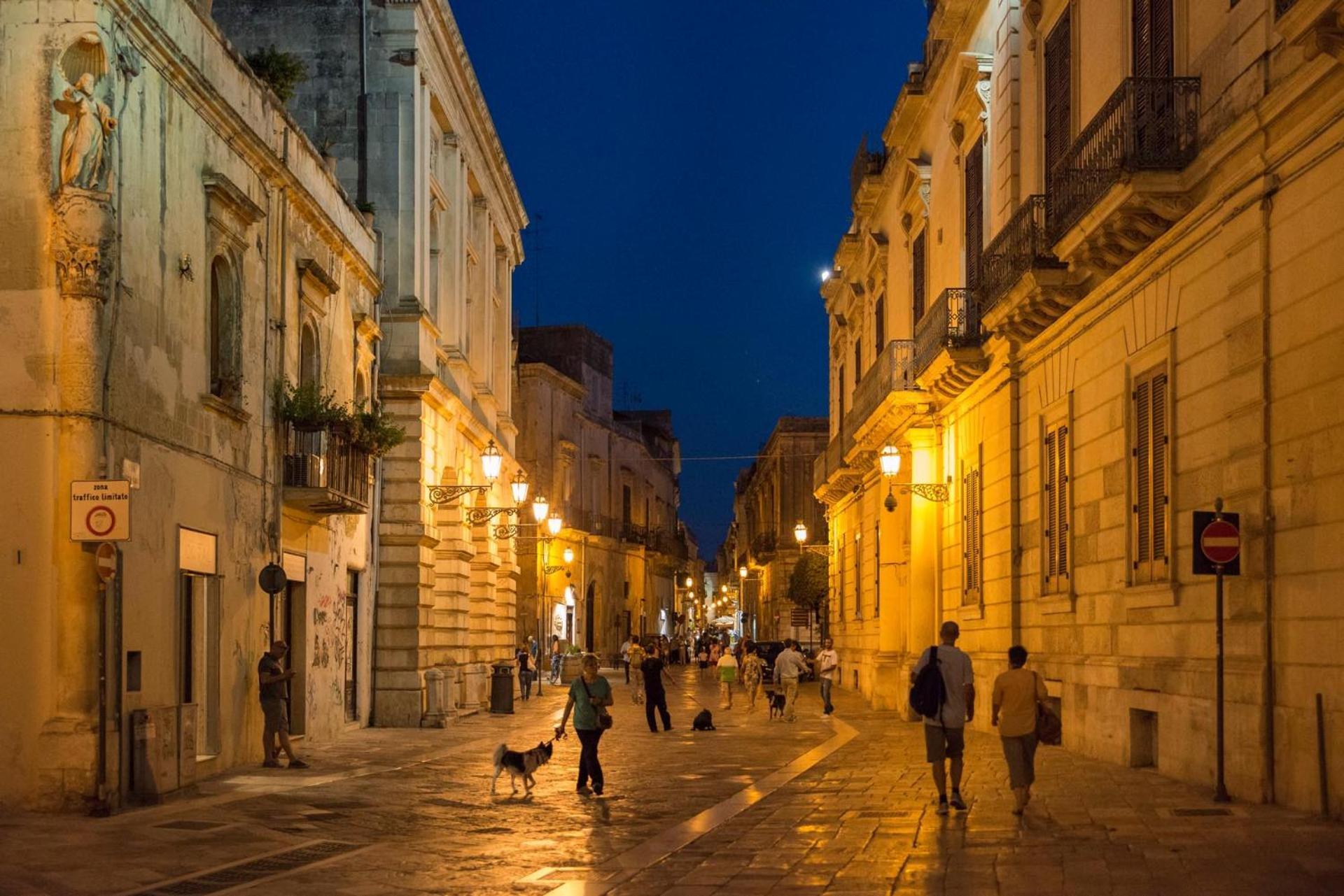 "Il Vecchio Salone" Appartamento In Pieno Centro Con Garage Privato Λέτσε Εξωτερικό φωτογραφία